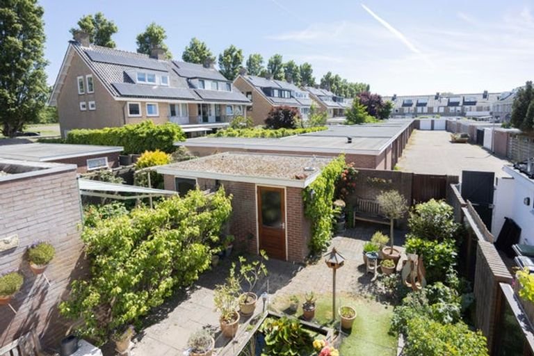Bright family home with a deep garden - Image 15
