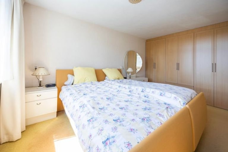 Bright family home with a deep garden - Image 14