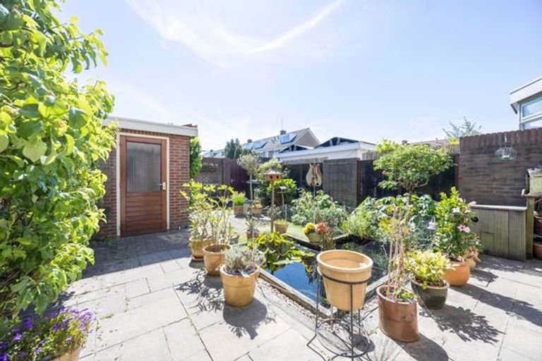 Bright family home with a deep garden - Image 11