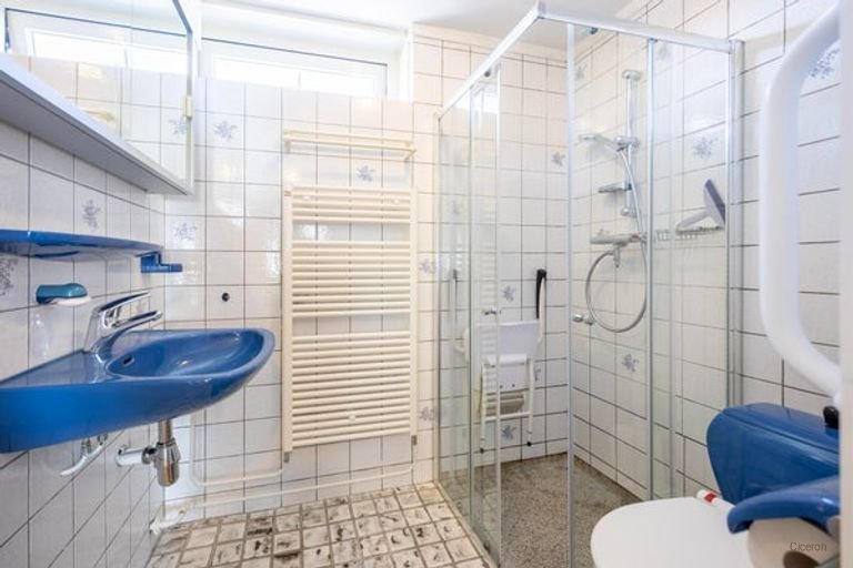 Bright family home with a deep garden - Image 19