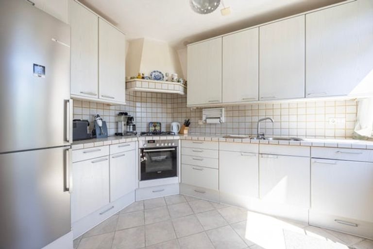 Bright family home with a deep garden - Image 7