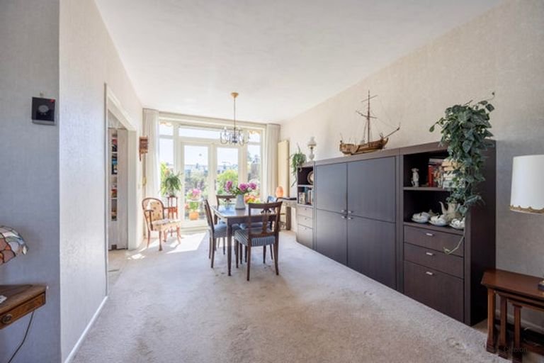 Bright family home with a deep garden - Image 4