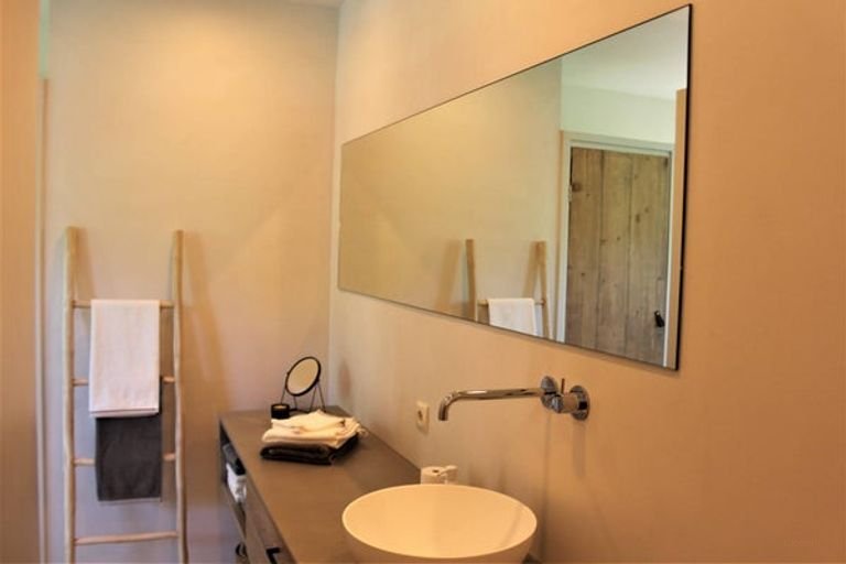 Gemeubileerde studio (100m²) met grote tuin in Ulvenhout - Afbeelding 13