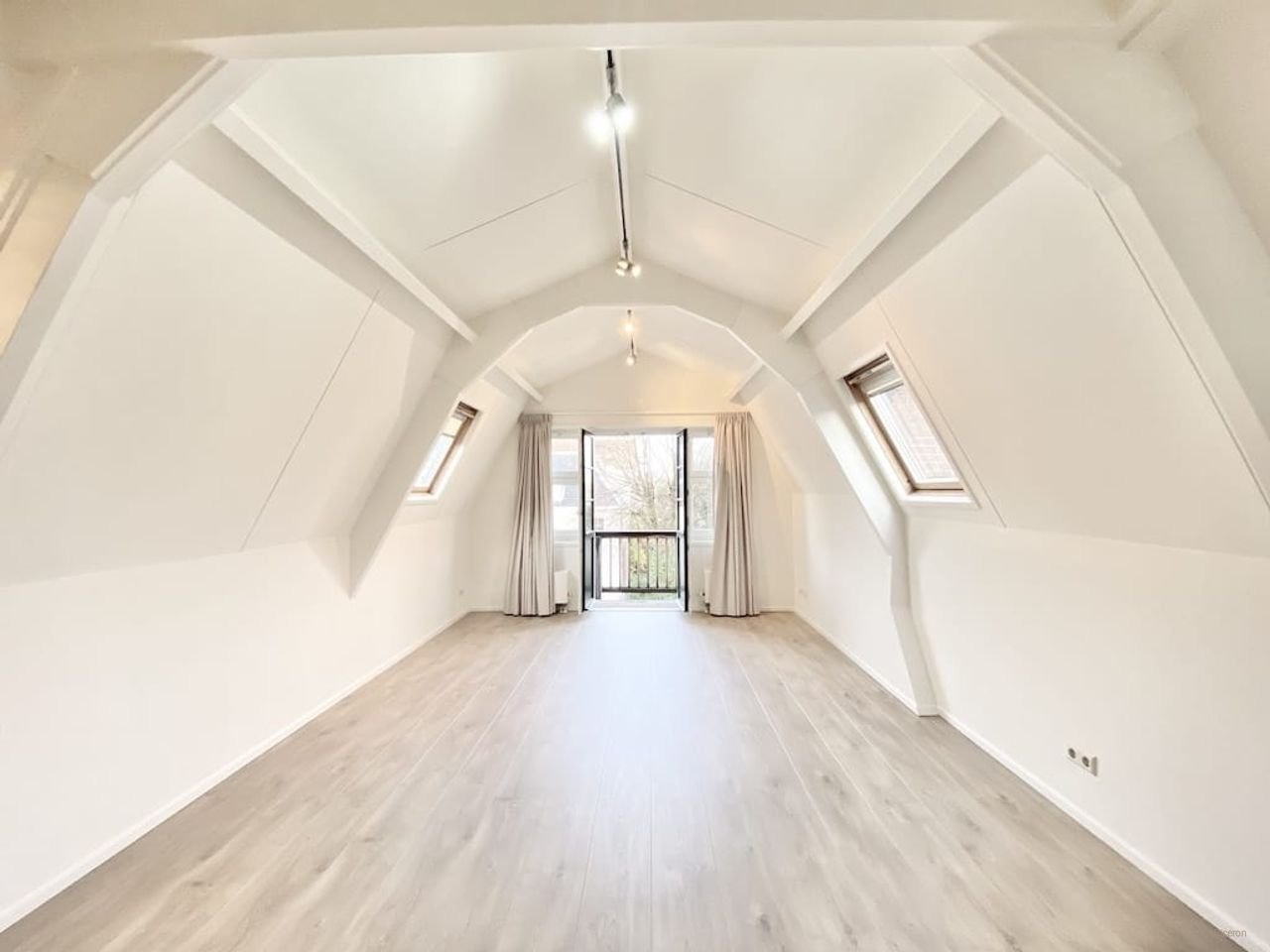 Modern apartment with roof terrace - Image 2