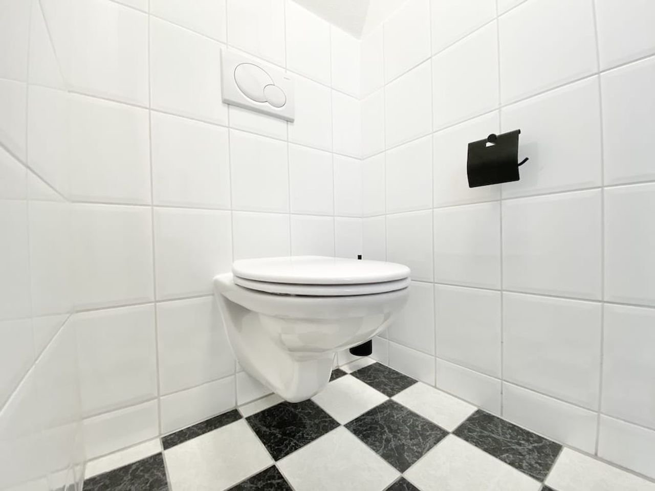 Modern apartment with roof terrace - Image 9