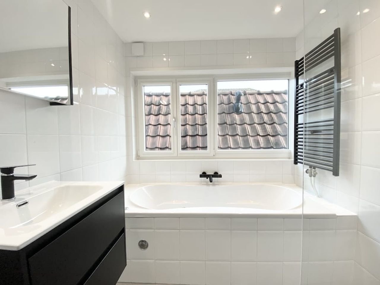 Modern apartment with roof terrace - Image 7