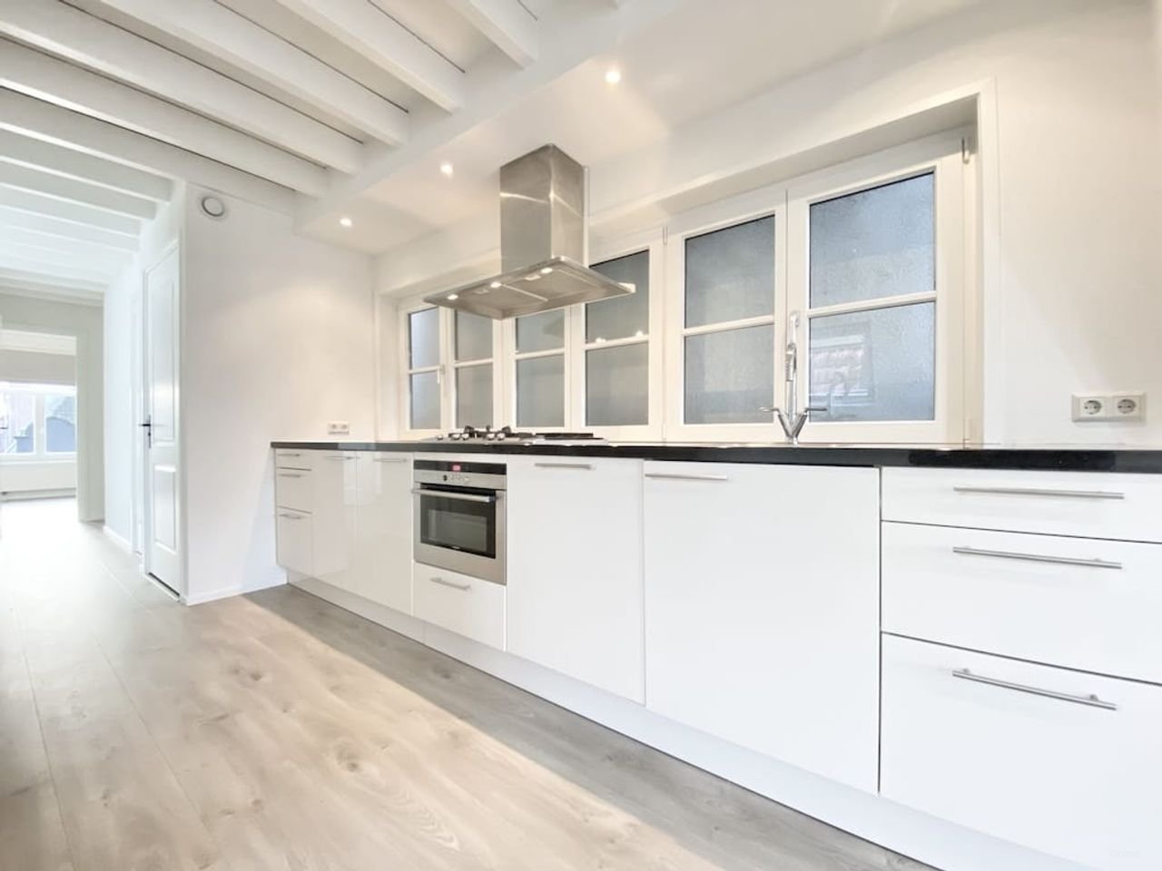 Modern apartment with roof terrace - Image 4