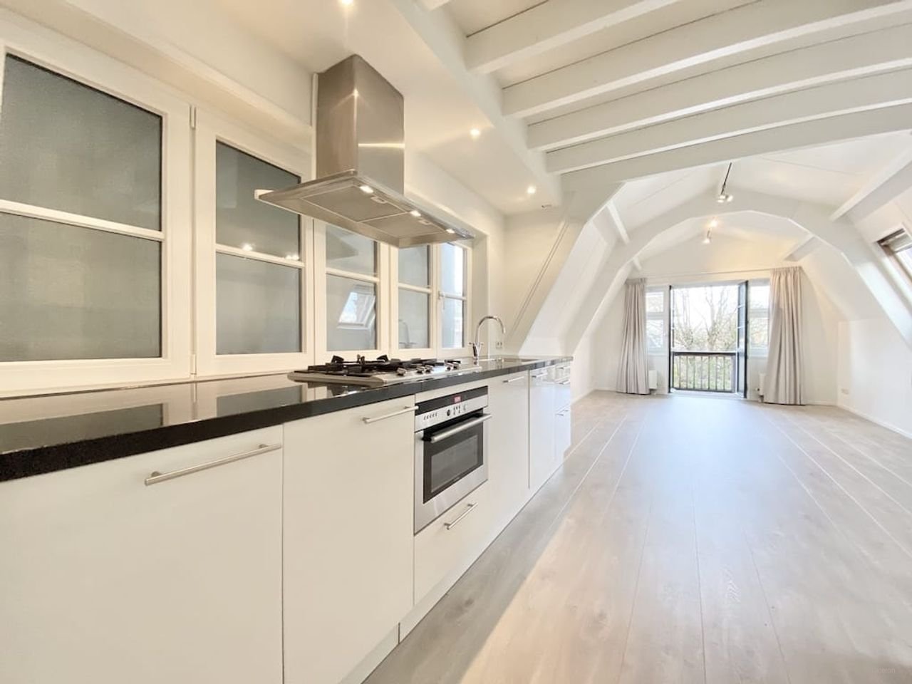 Modern apartment with roof terrace - Image 5