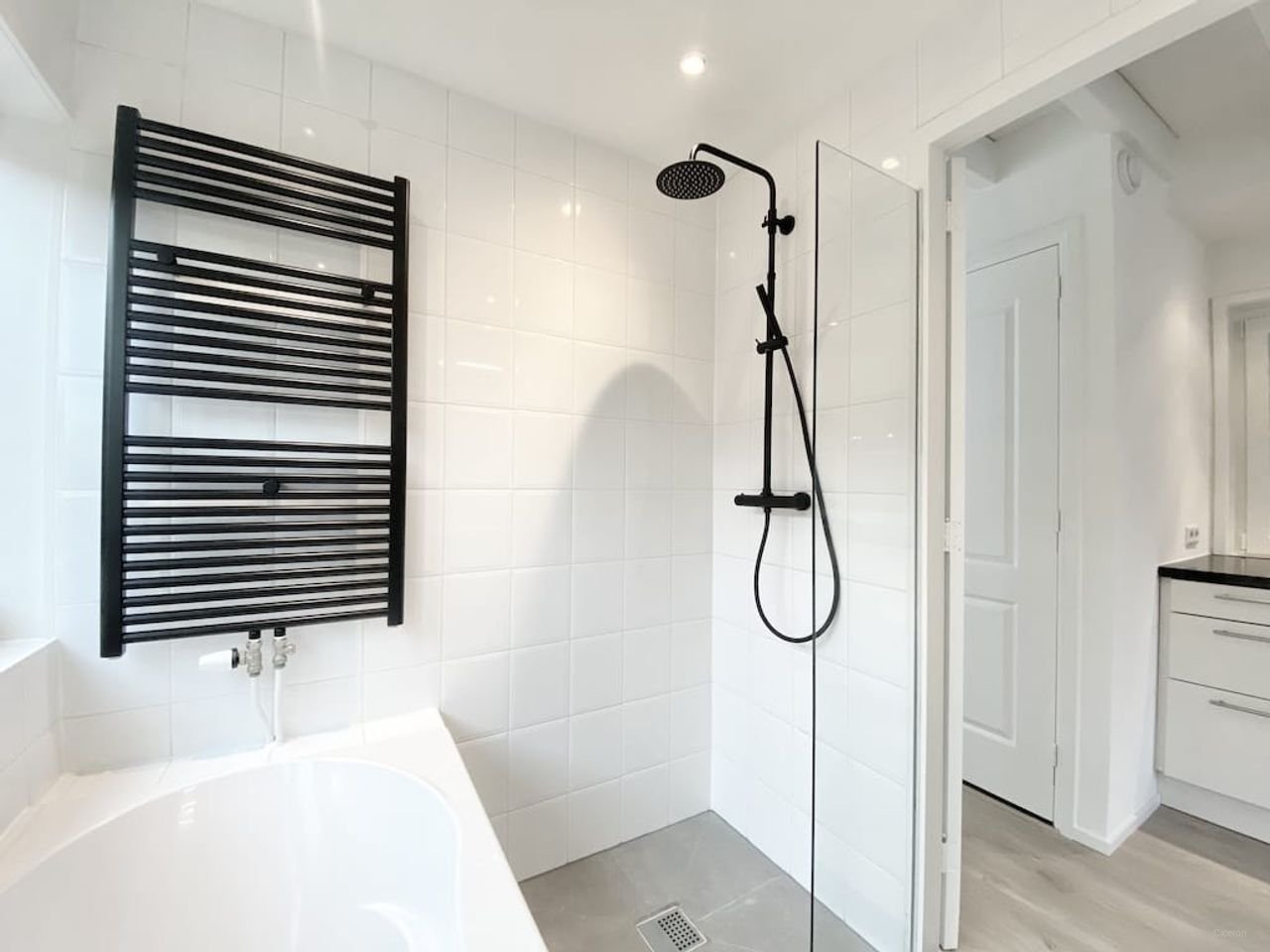 Modern apartment with roof terrace - Image 8