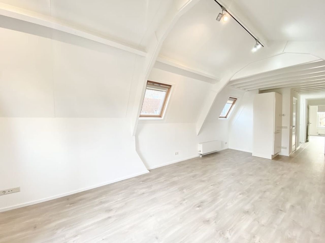 Modern apartment with roof terrace - Image 3