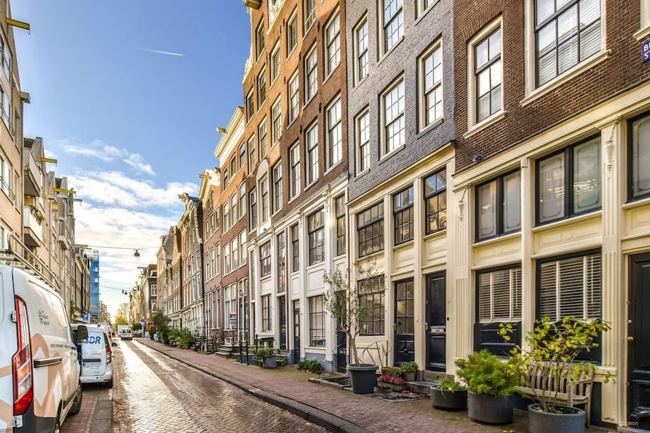 Modern apartment on the edge of the Jordaan - Image 12