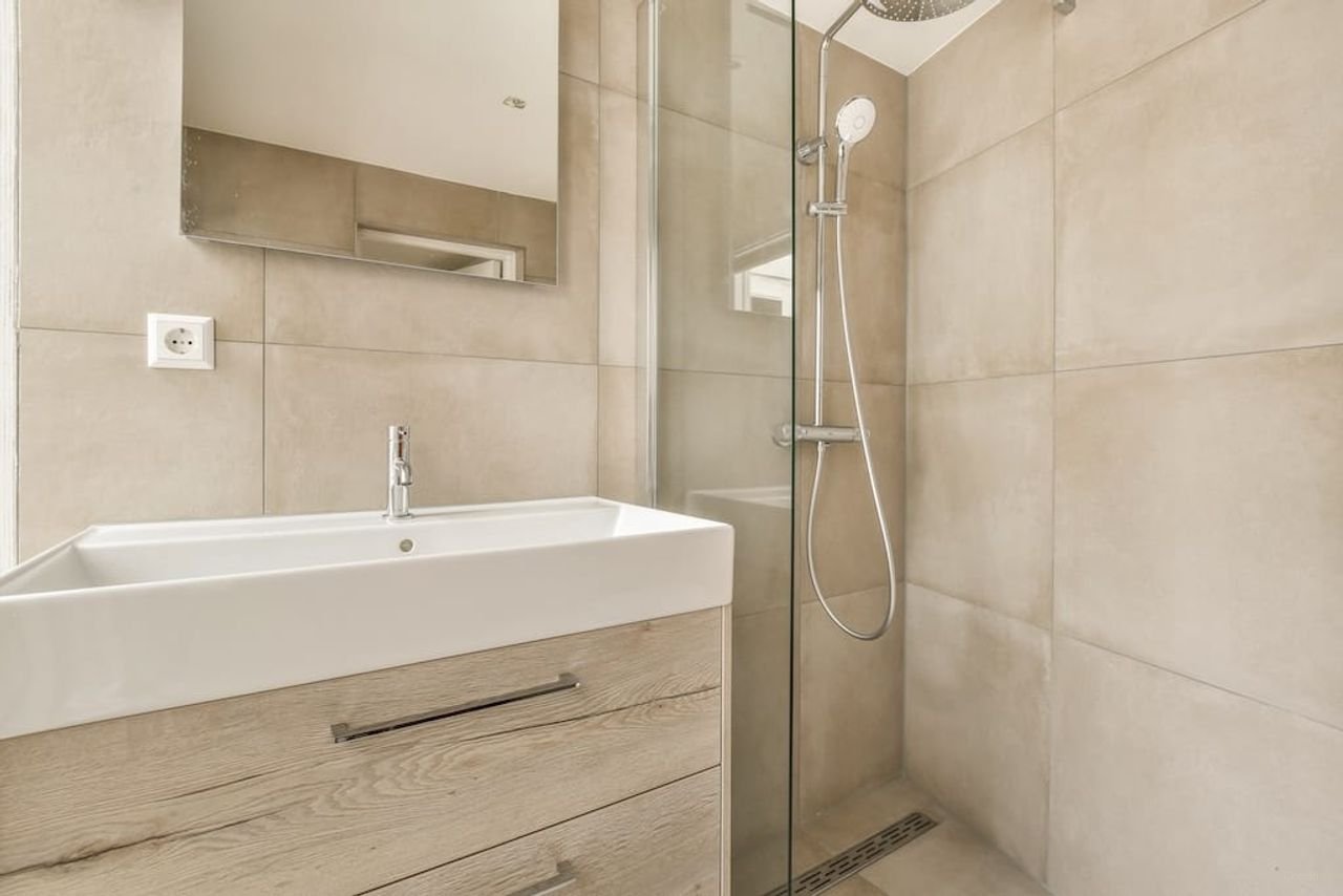 Modern apartment on the edge of the Jordaan - Image 9