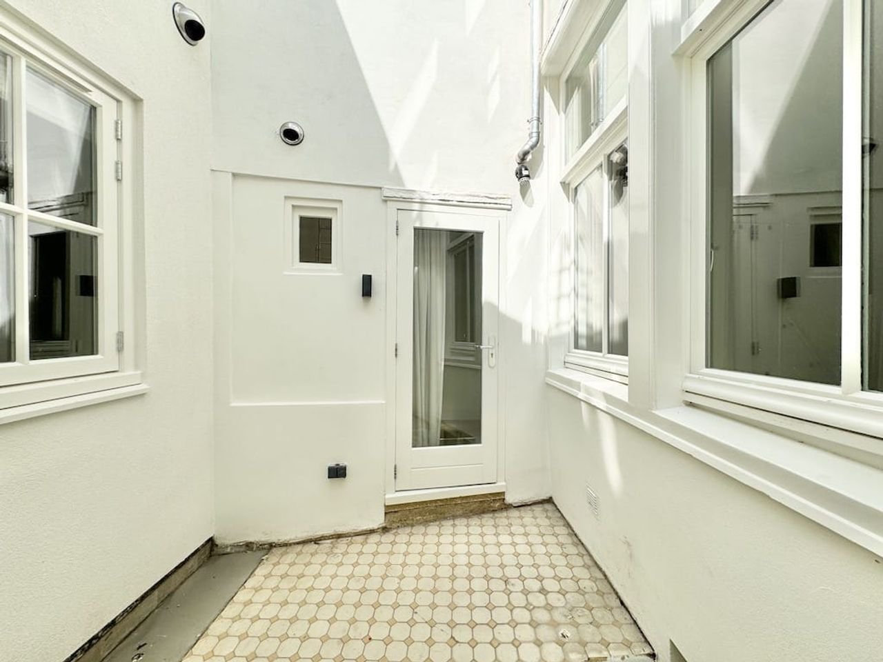 Modern apartment with patio in the Jordaan - Image 5