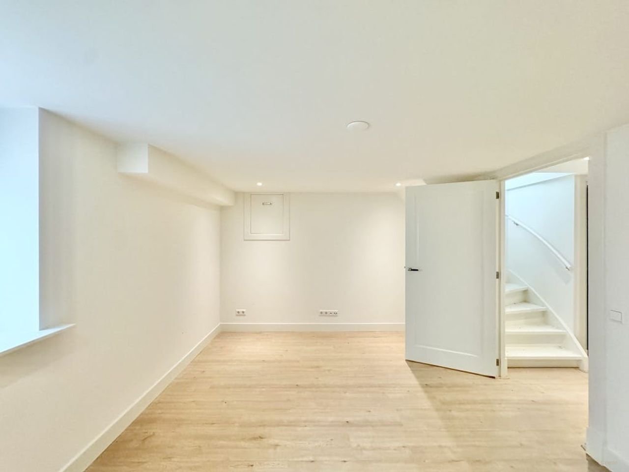 Modern apartment with patio in the Jordaan - Image 9