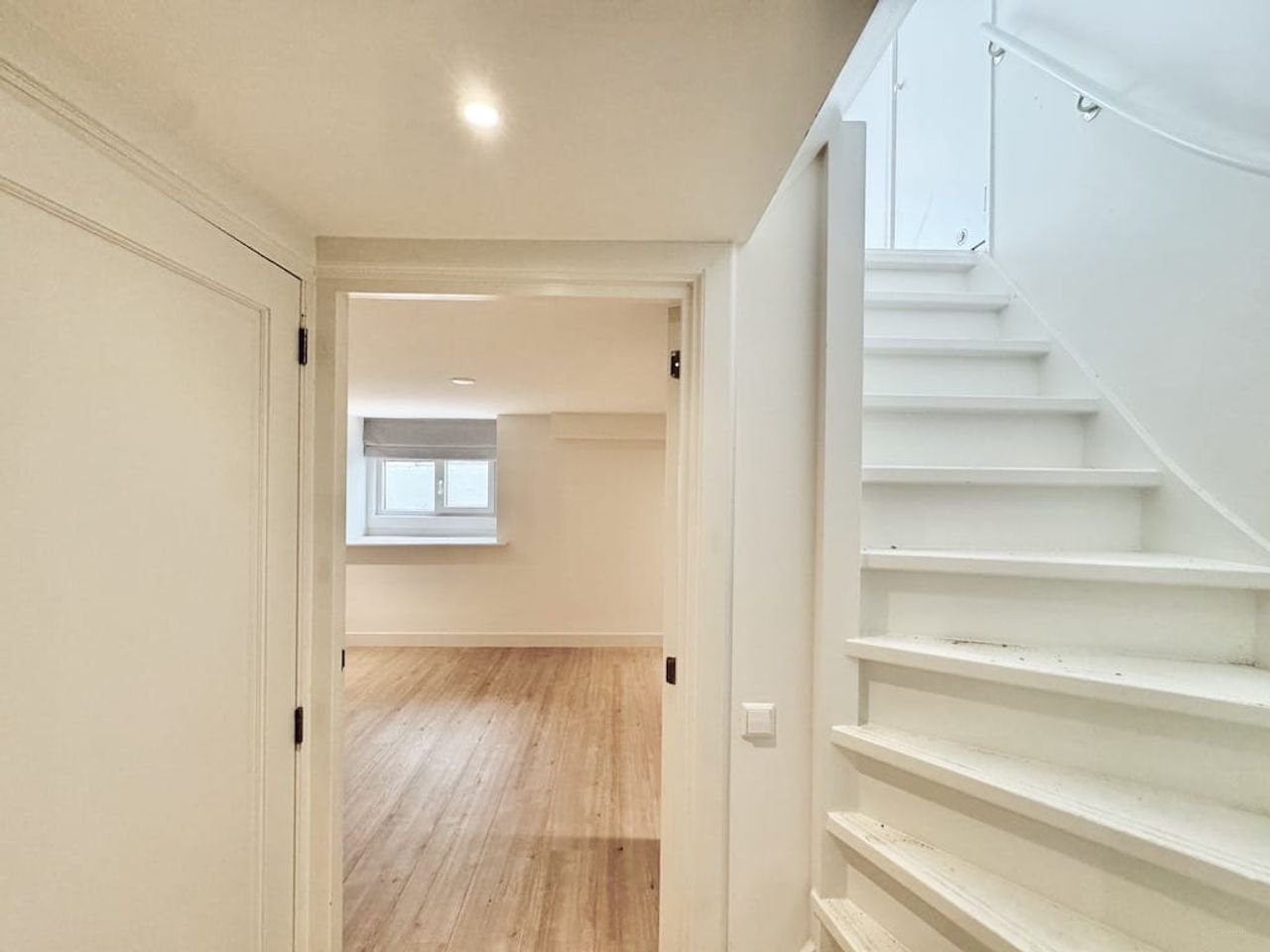 Modern apartment with patio in the Jordaan - Image 10