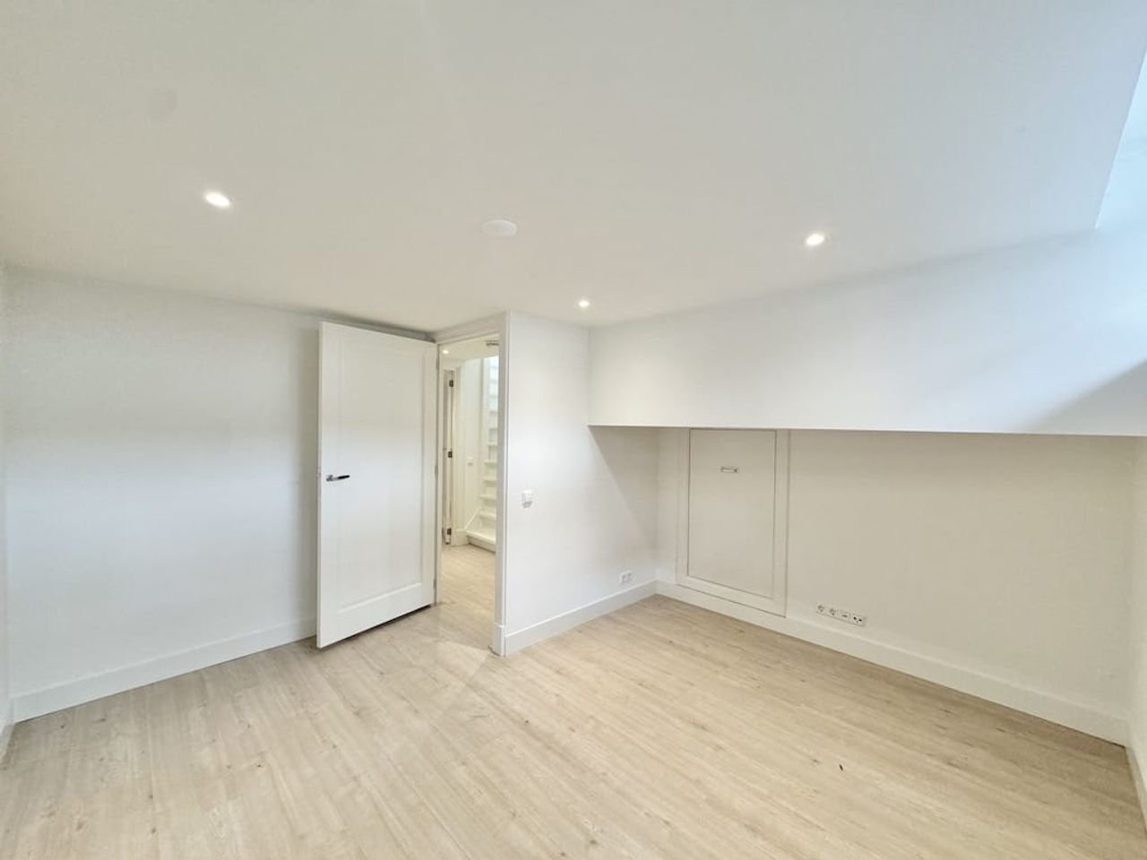 Modern apartment with patio in the Jordaan - Image 12