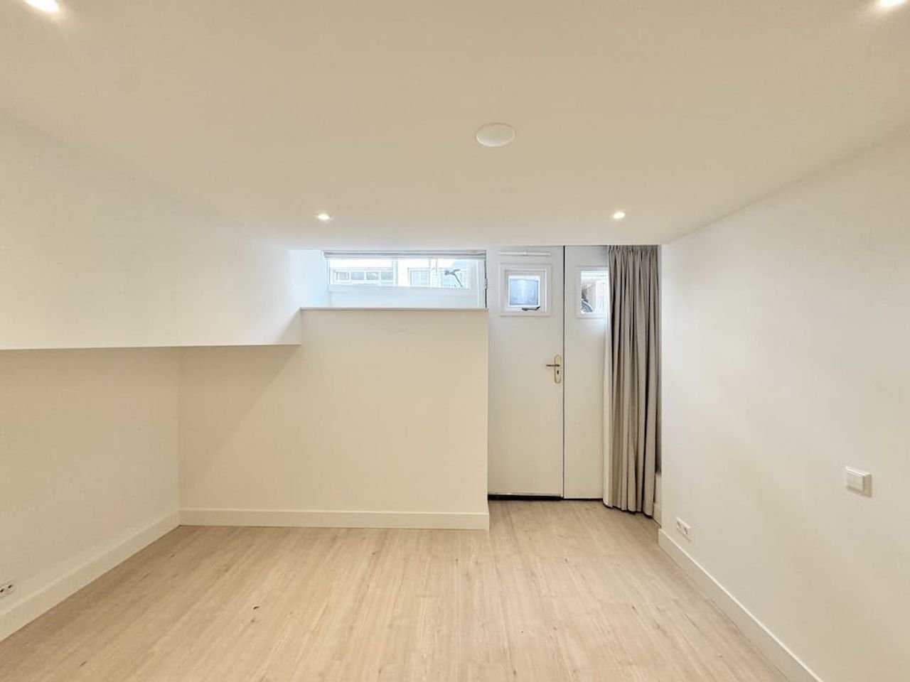 Modern apartment with patio in the Jordaan - Image 11