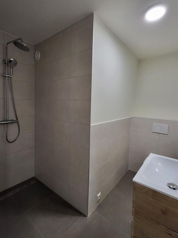 Modern city apartment with roof terrace - Image 6