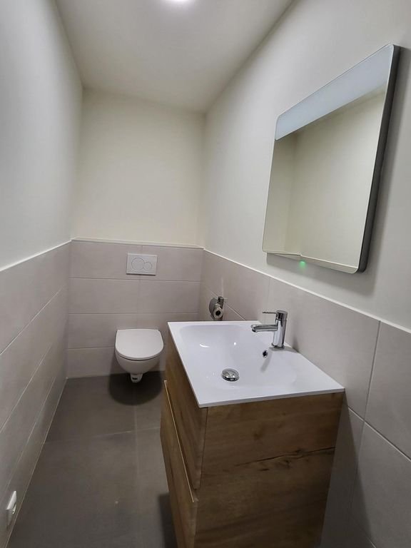 Modern city apartment with roof terrace - Image 7