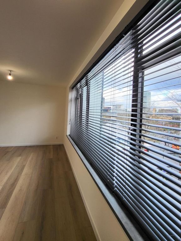 Modern city apartment with roof terrace - Image 4