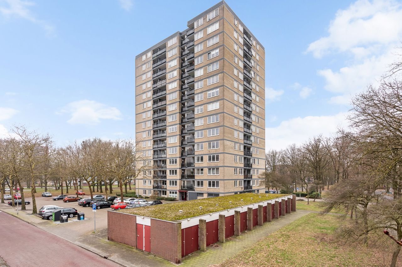 Ruim 4-kamerappartement met twee balkons - Afbeelding 1