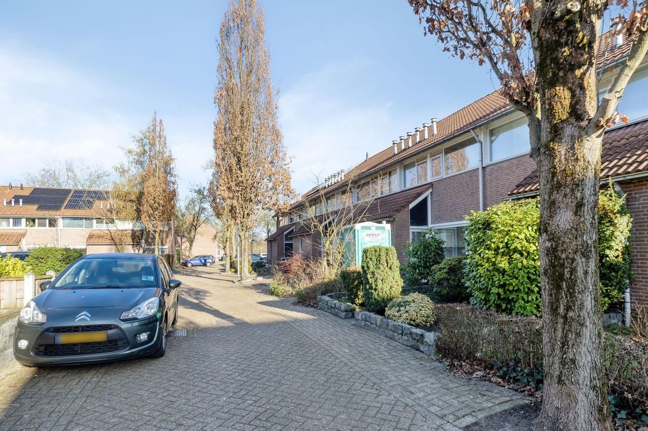 Renovated terraced house in Noordgeest - Image 1