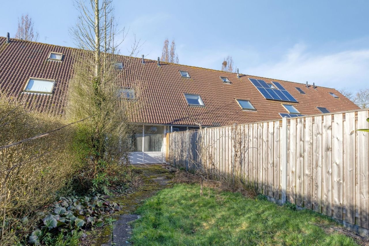 Renovated terraced house in Noordgeest - Image 18