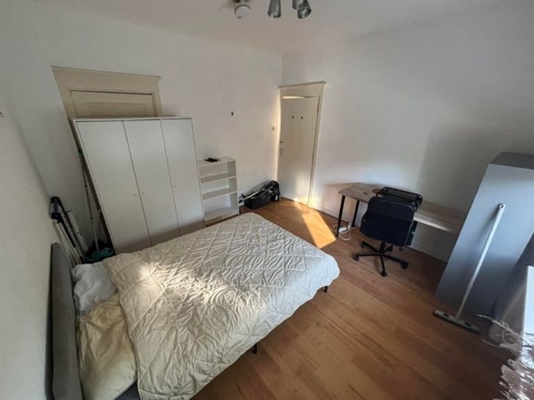 Furnished room near city center - Image 3
