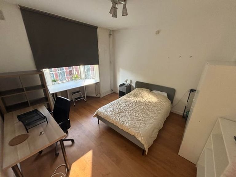 Furnished room near city center - Image 2