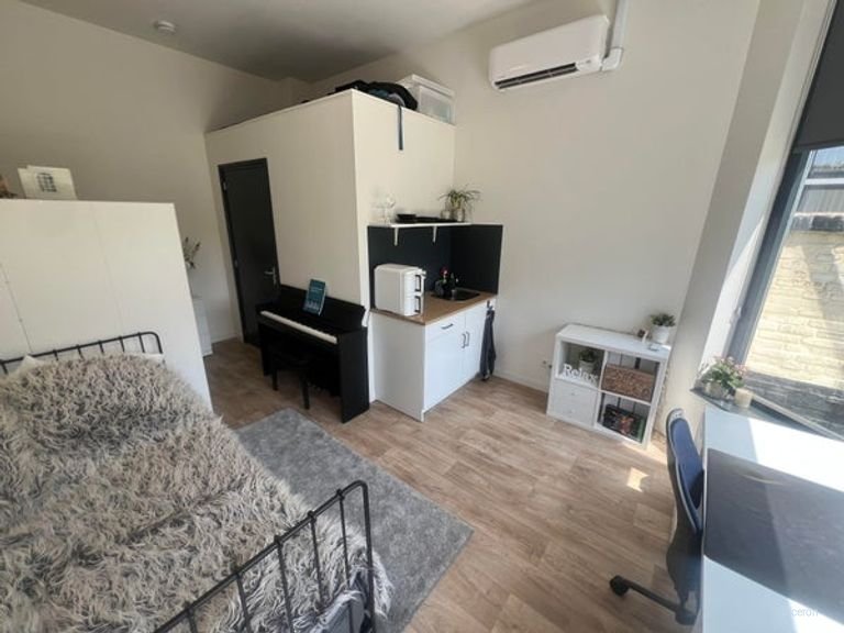 Studio with balcony near city center - Image 4