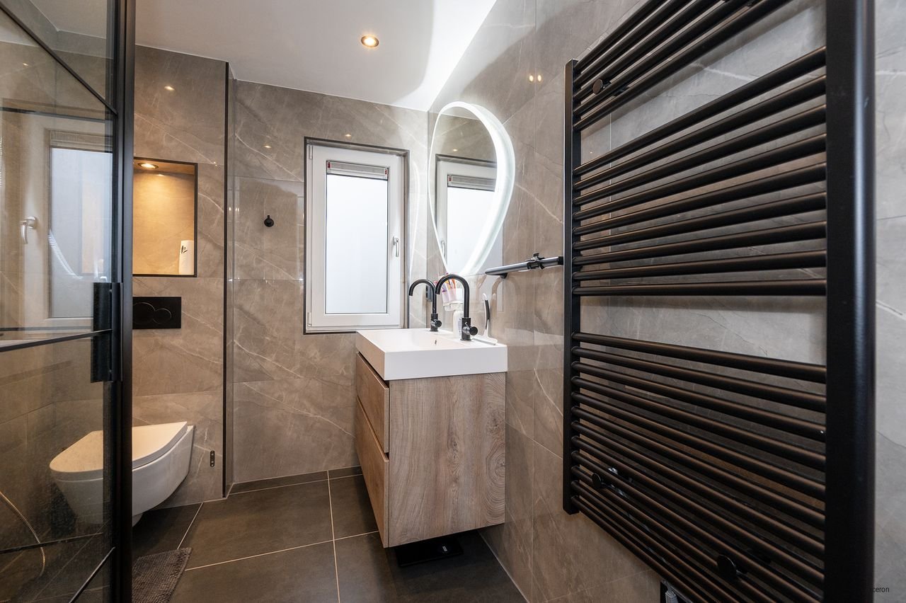 Spacious 4-bedroom family home - Image 16