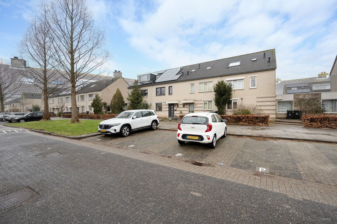 Spacious 4-bedroom family home - Image 2