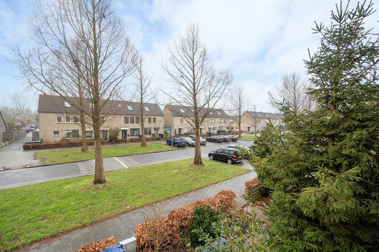 Spacious 4-bedroom family home - Image 29