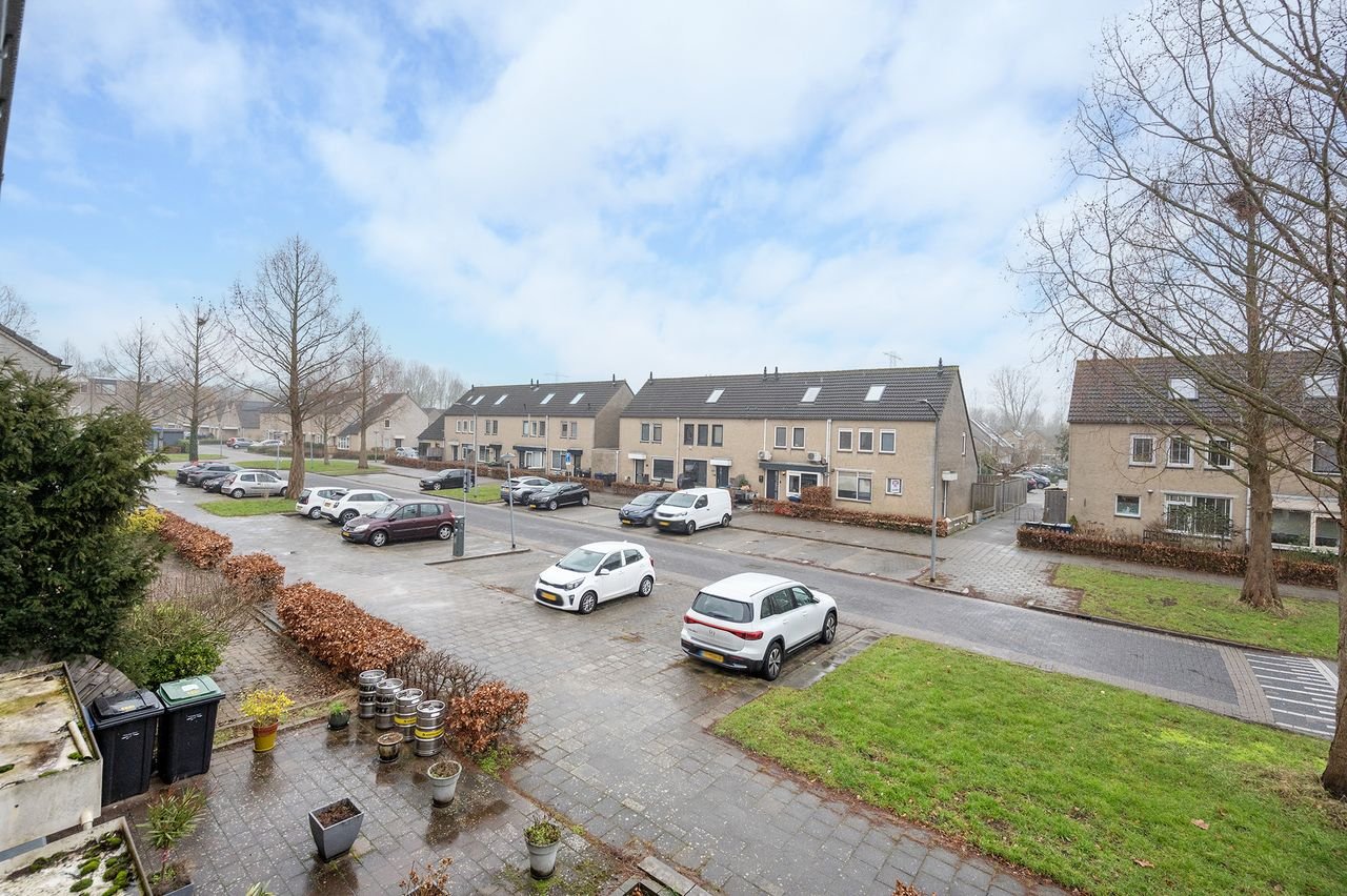 Spacious 4-bedroom family home - Image 28