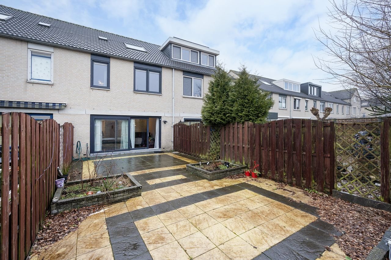 Spacious 4-bedroom family home - Image 13