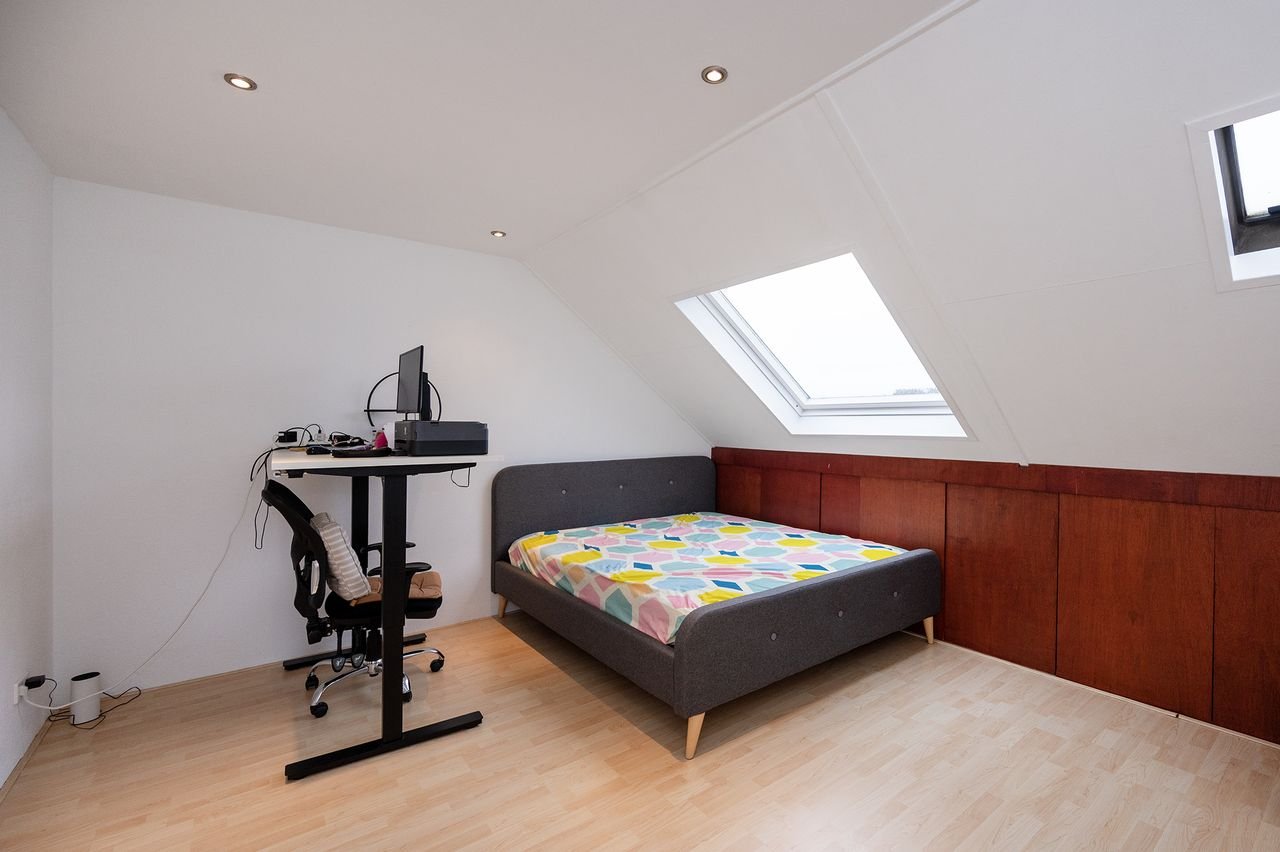 Spacious 4-bedroom family home - Image 25