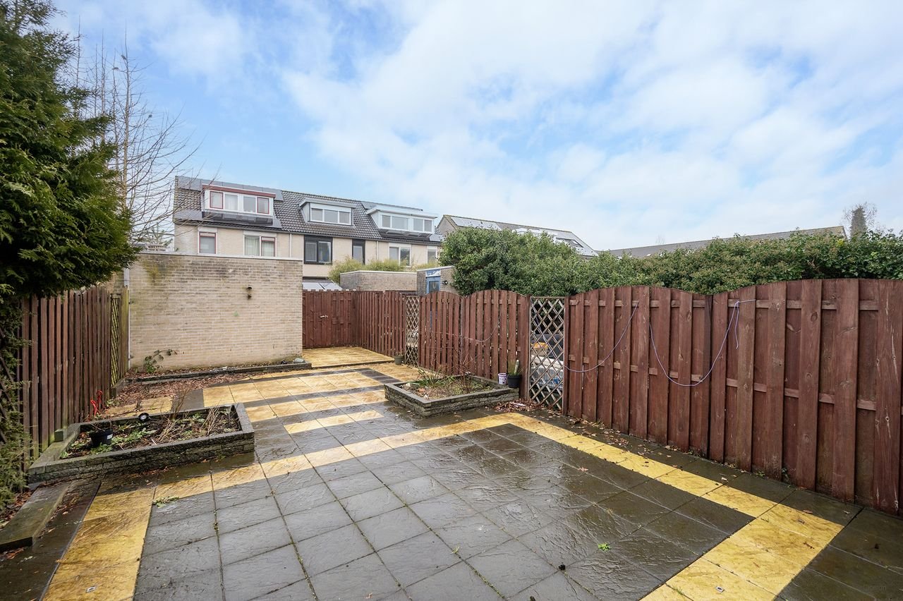 Spacious 4-bedroom family home - Image 12