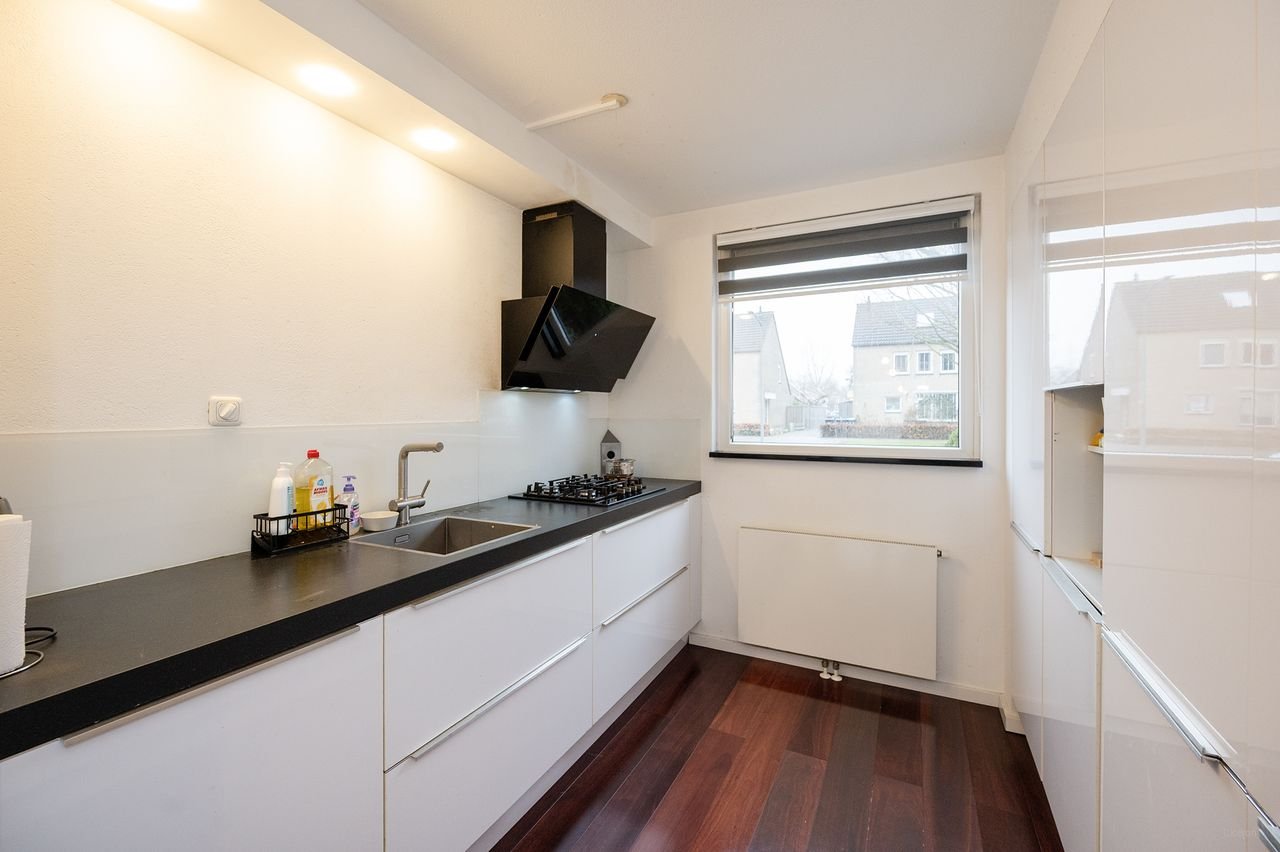 Spacious 4-bedroom family home - Image 15