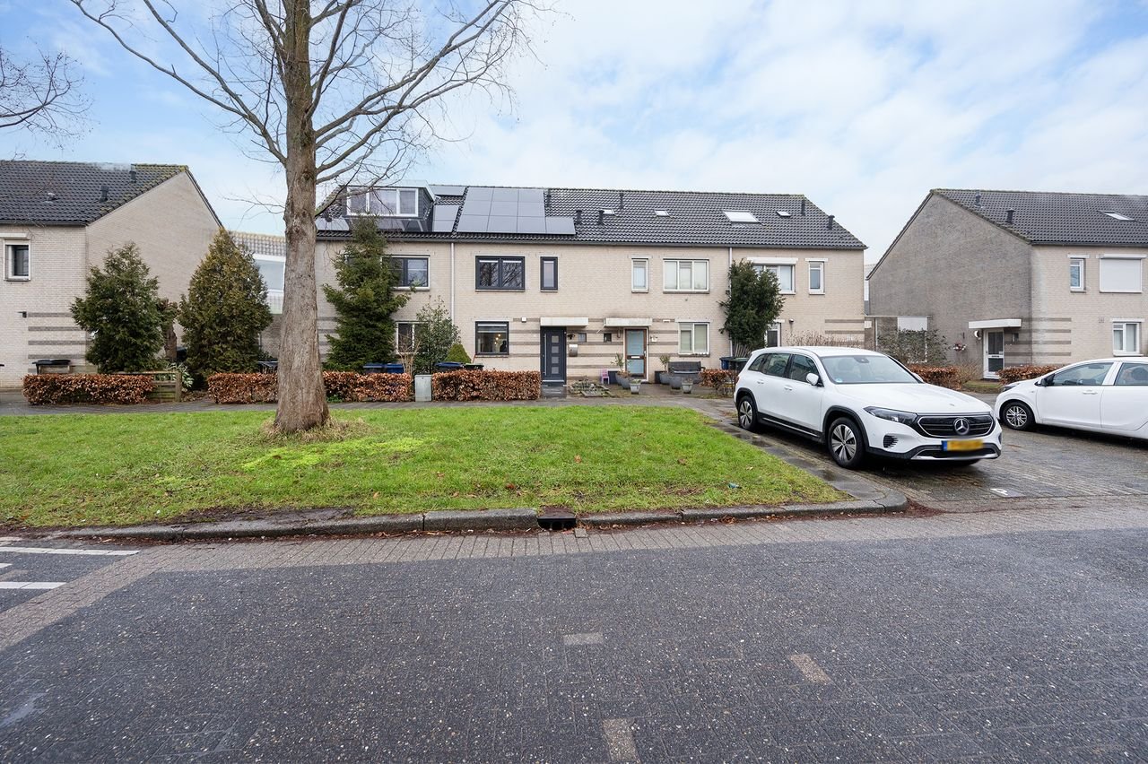 Spacious 4-bedroom family home - Image 1