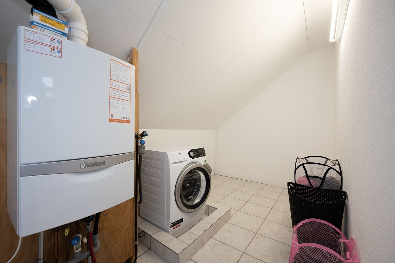 Spacious 4-bedroom family home - Image 26