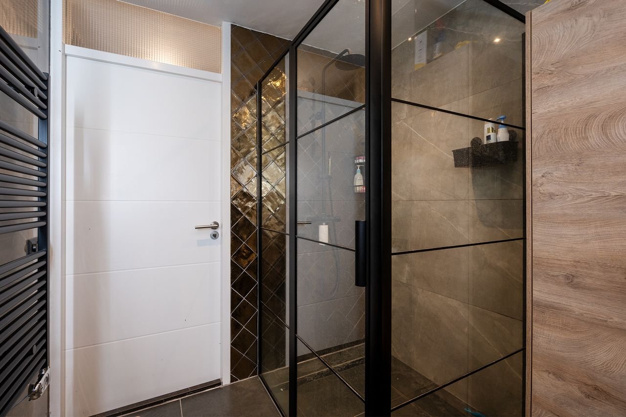 Spacious 4-bedroom family home - Image 17