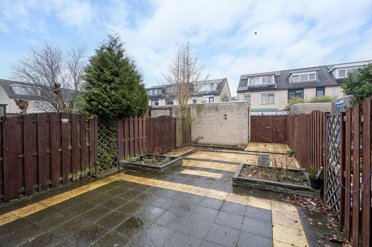 Spacious 4-bedroom family home - Image 11