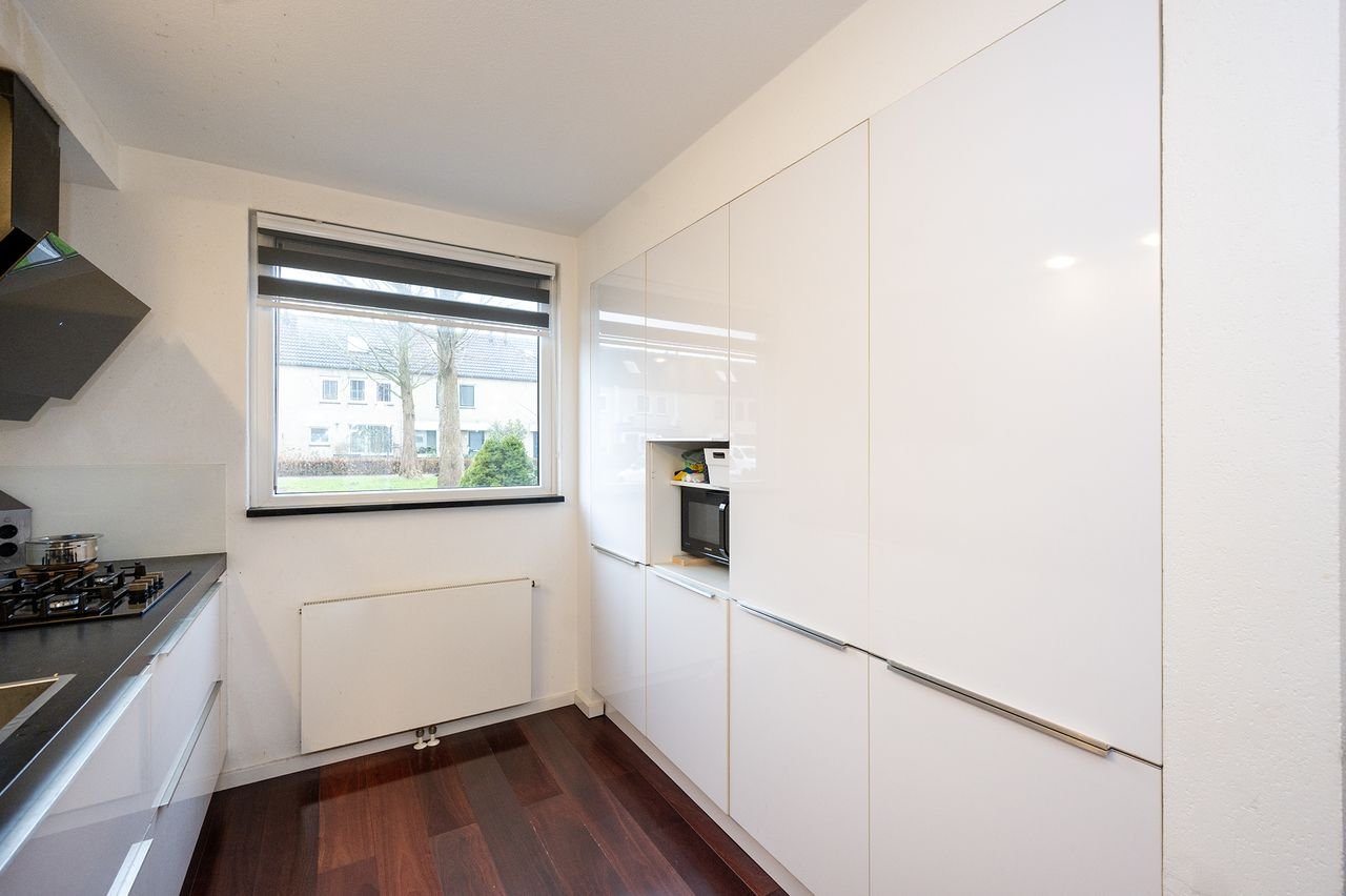 Spacious 4-bedroom family home - Image 14