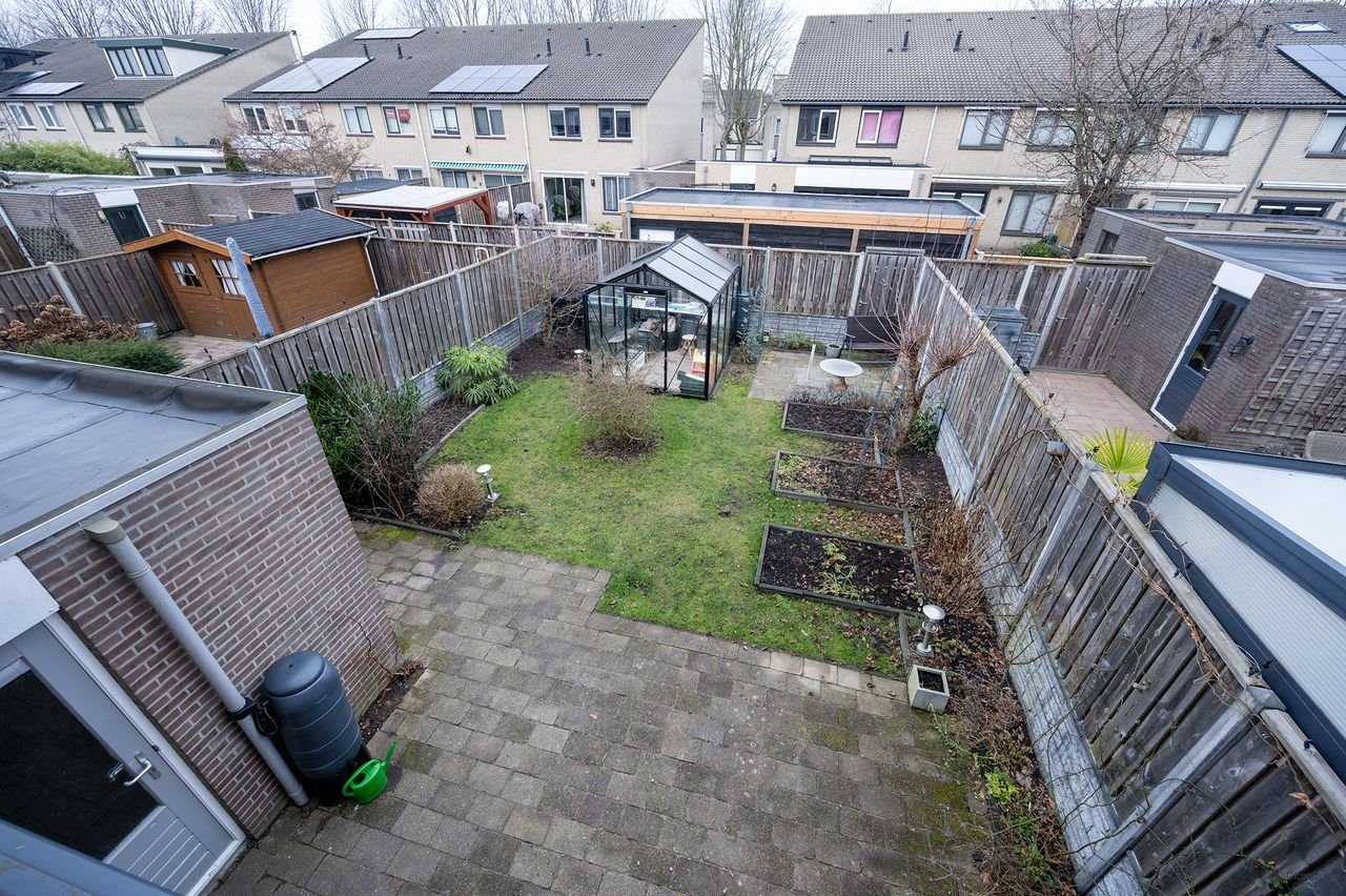 Spacious house (120m²) with private driveway - Image 33