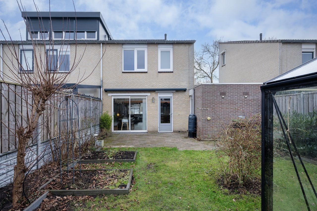 Spacious house (120m²) with private driveway - Image 18