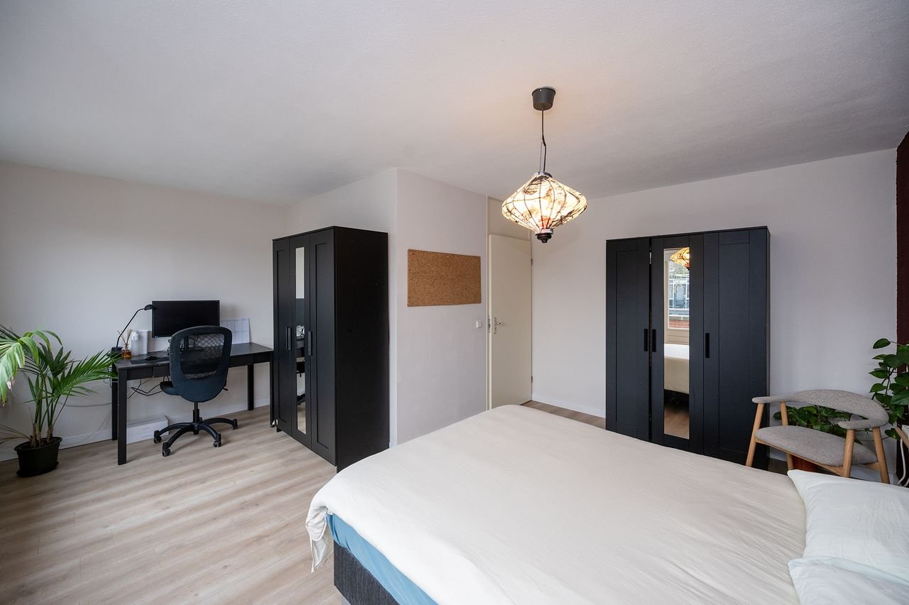 Spacious house (120m²) with private driveway - Image 24