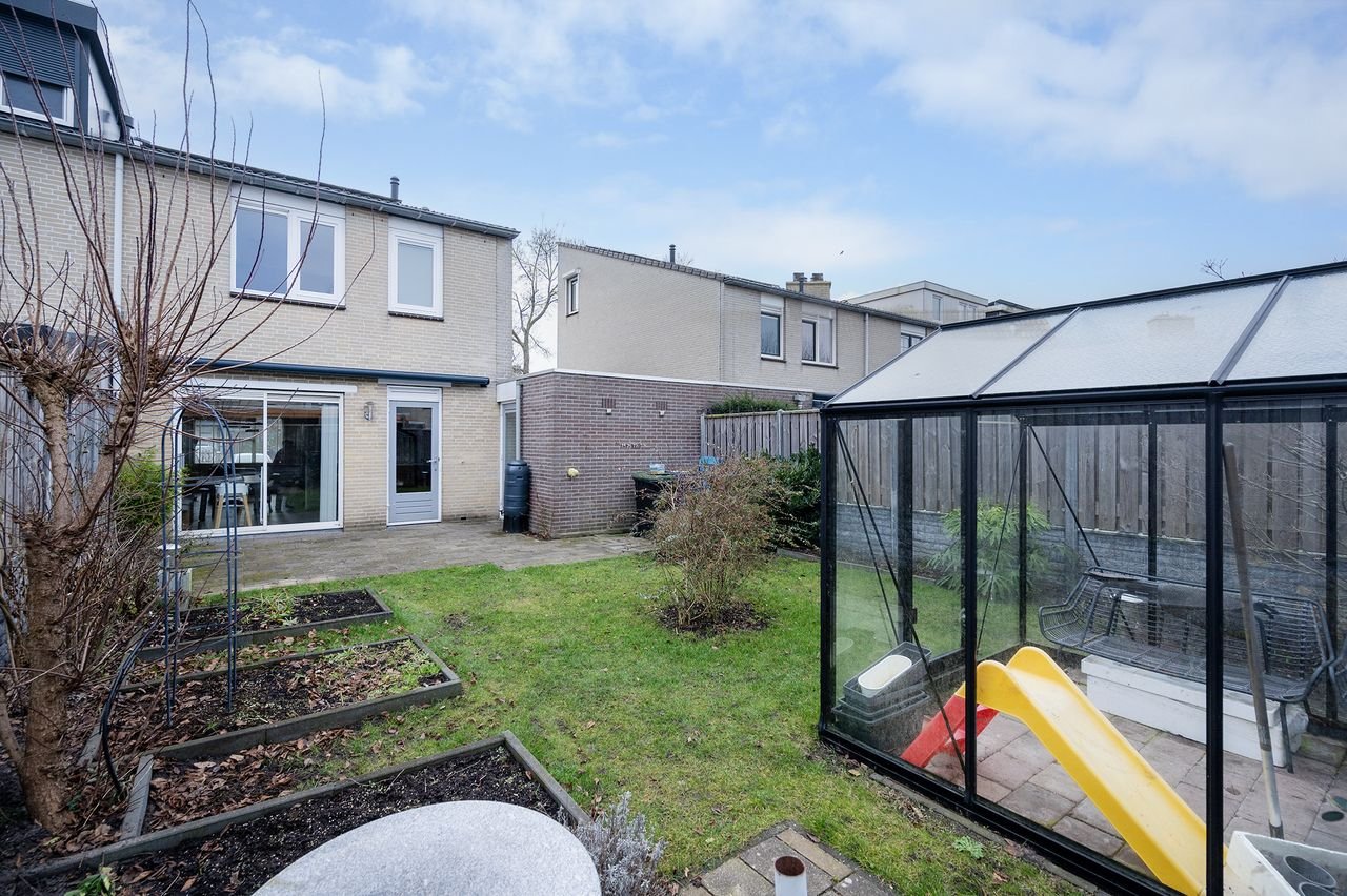 Spacious house (120m²) with private driveway - Image 19