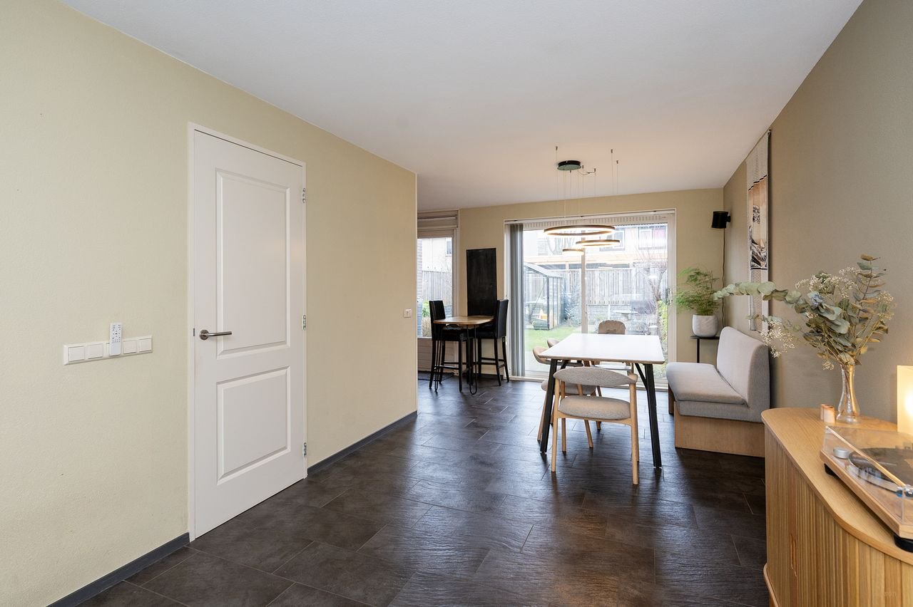 Spacious house (120m²) with private driveway - Image 11