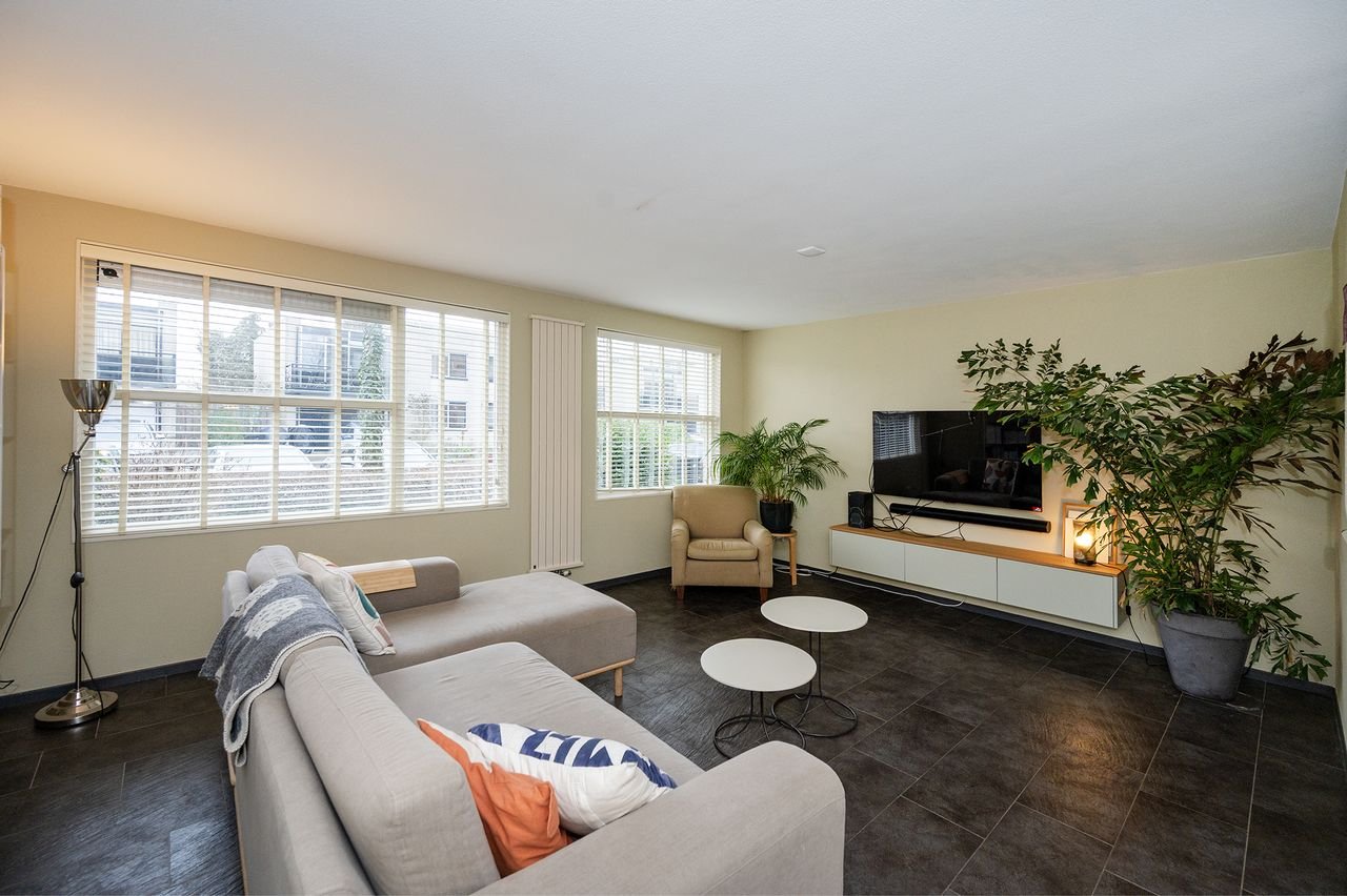 Spacious house (120m²) with private driveway - Image 7