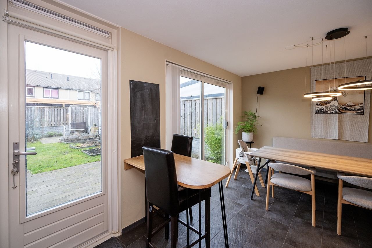 Spacious house (120m²) with private driveway - Image 15